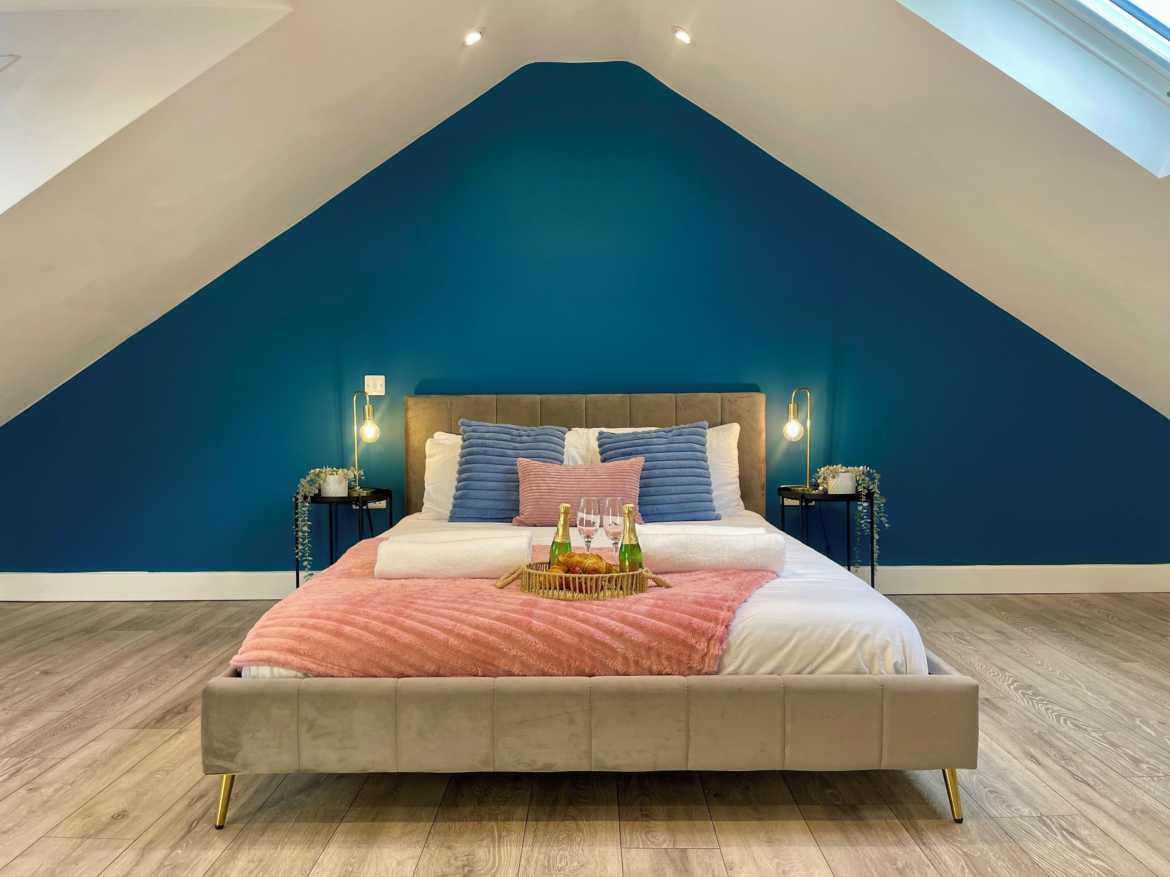 Tabla de planchar con plancha, wifi, ropa de cama