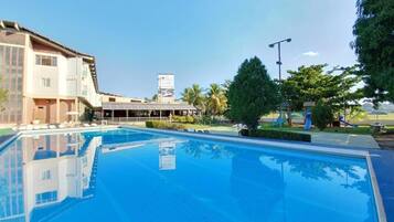 Una piscina al aire libre