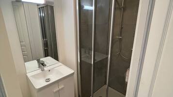 Secadora de cabello, toallas, jabón, papel de baño