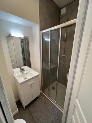 Secadora de cabello, toallas, jabón, papel de baño 