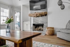 Télévision, cheminée