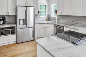 Micro-ondes, four, plaque de cuisson, lave-vaisselle