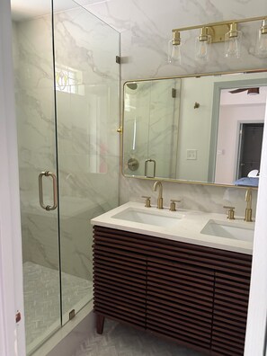 Regadera, toallas, jabón, papel de baño
