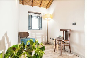 Habitación doble superior | Zona de estar | Smart TV de 32 pulgadas con canales digitales