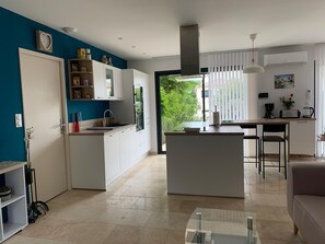 Fridge, microwave, oven, stovetop - Villa Mimosa ⭐⭐⭐⭐ Parking Clim Garden Pétanque (L'Isle-sur-la-Sorgue)