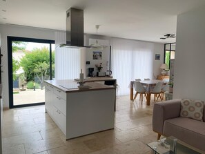 Fridge, microwave, oven, stovetop - Villa Mimosa ⭐⭐⭐⭐ Parking Clim Garden Pétanque (L'Isle-sur-la-Sorgue)