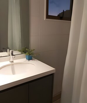 Casa familiar, balcón, vista a la ciudad | Baño