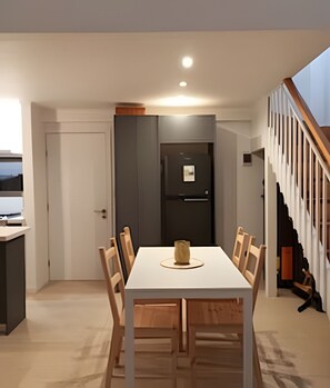 Casa familiar, balcón, vista a la ciudad | Restaurantes