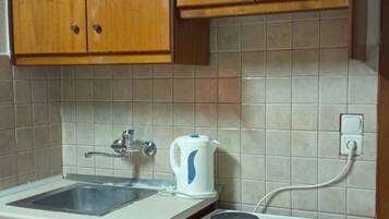 Oven, stovetop, toaster, cookware/dishes/utensils