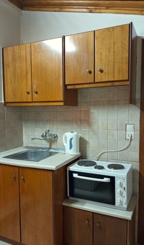 Horno, placa de cocina, tostadora y utensilios de cocina