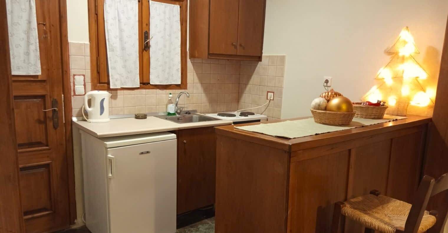 Oven, stovetop, toaster, cookware/dishes/utensils