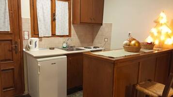 Oven, stovetop, toaster, cookware/dishes/utensils