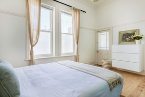 2 bedrooms, iron/ironing board, WiFi, bed sheets - Beach Cottage in Sea Point 5 minutes from Saunders Beach (Cape Town)