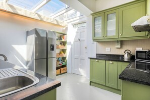 Private kitchen - Beach Cottage in Sea Point 5 minutes from Saunders Beach (Cape Town)
