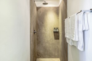 Shower, hair dryer, towels, soap - Beach Cottage in Sea Point 5 minutes from Saunders Beach (Cape Town)