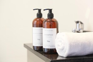 Hair dryer, towels, soap, toilet paper - Bravo Suites en el casco histórico de Salta, p/ 2. (Salta)