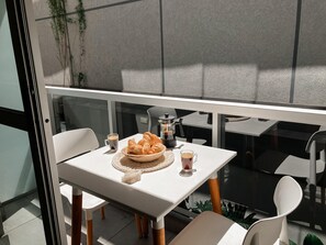 Outdoor dining - Bravo Suites en el casco histórico de Salta, p/ 2. (Salta)