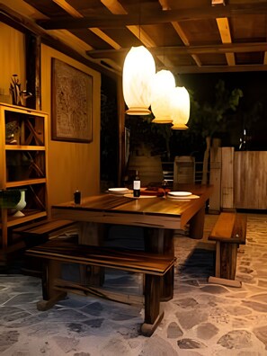 Casa familiar, patio, vista al jardín | Restaurantes