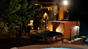 Una piscina por la noche con un edificio al fondo.