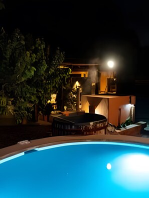 Casa familiar, patio, vista al jardín | Alberca