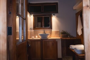 Casa familiar, patio, vista al jardín | Baño