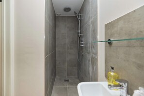 Shower - Ladbroke Grove Courtyard Apartment (London)