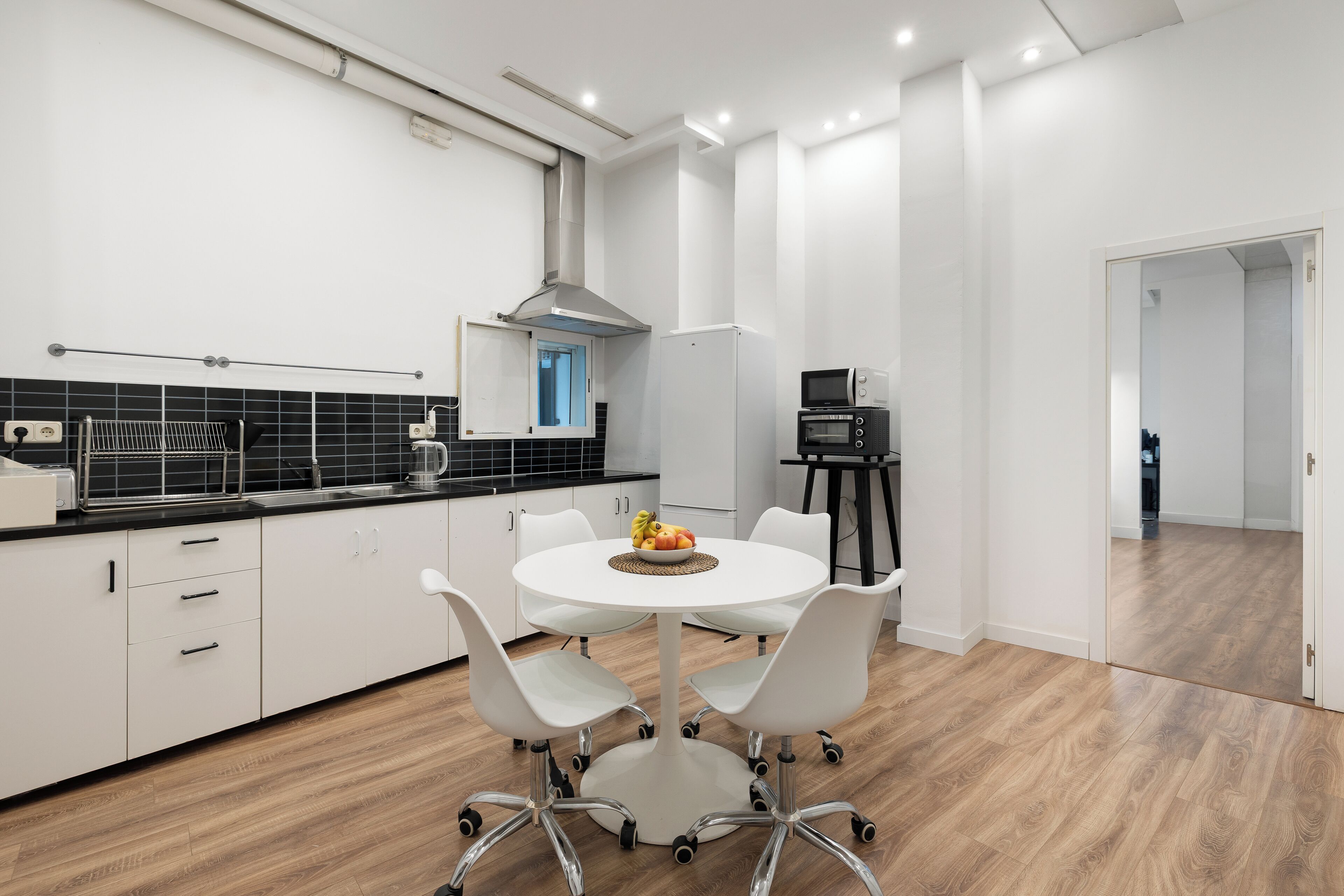 Geladeira grande, micro-ondas, fogão, cooktop