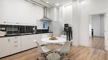 Geladeira grande, micro-ondas, fogão, cooktop