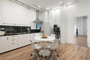 Kjøleskap, mikrobølgeovn, ovn og kokeplater