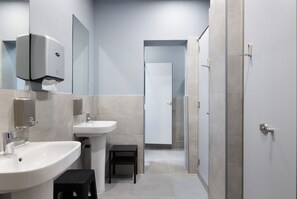 Bathroom - Hostel Anguita (Madrid)