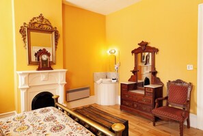 Free WiFi, bed sheets - Pancho Griego - Historic Hotel Room (Cimarron)