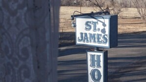 Une enseigne d’hôtel indiquant « St. James Hotel » et « Restaurant gastronomique ».