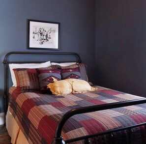 1 bedroom, free WiFi, bed sheets - Fred Lambert - Historic Hotel Room (Cimarron)
