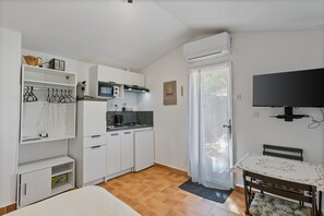 Frigorífico, microondas, horno y placa de cocina