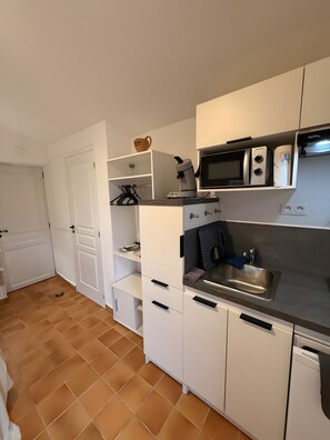 Réfrigérateur, micro-ondes, four, plaque de cuisson