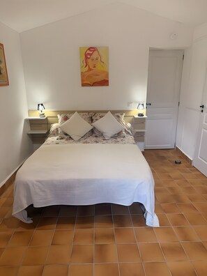 Iron/ironing board, WiFi, bed sheets - Holiday Home “Cabanon Provençal” with Wi-Fi and Air Conditioning (Bras)