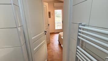 Planxa i posts de planxar, wifi i roba de llit