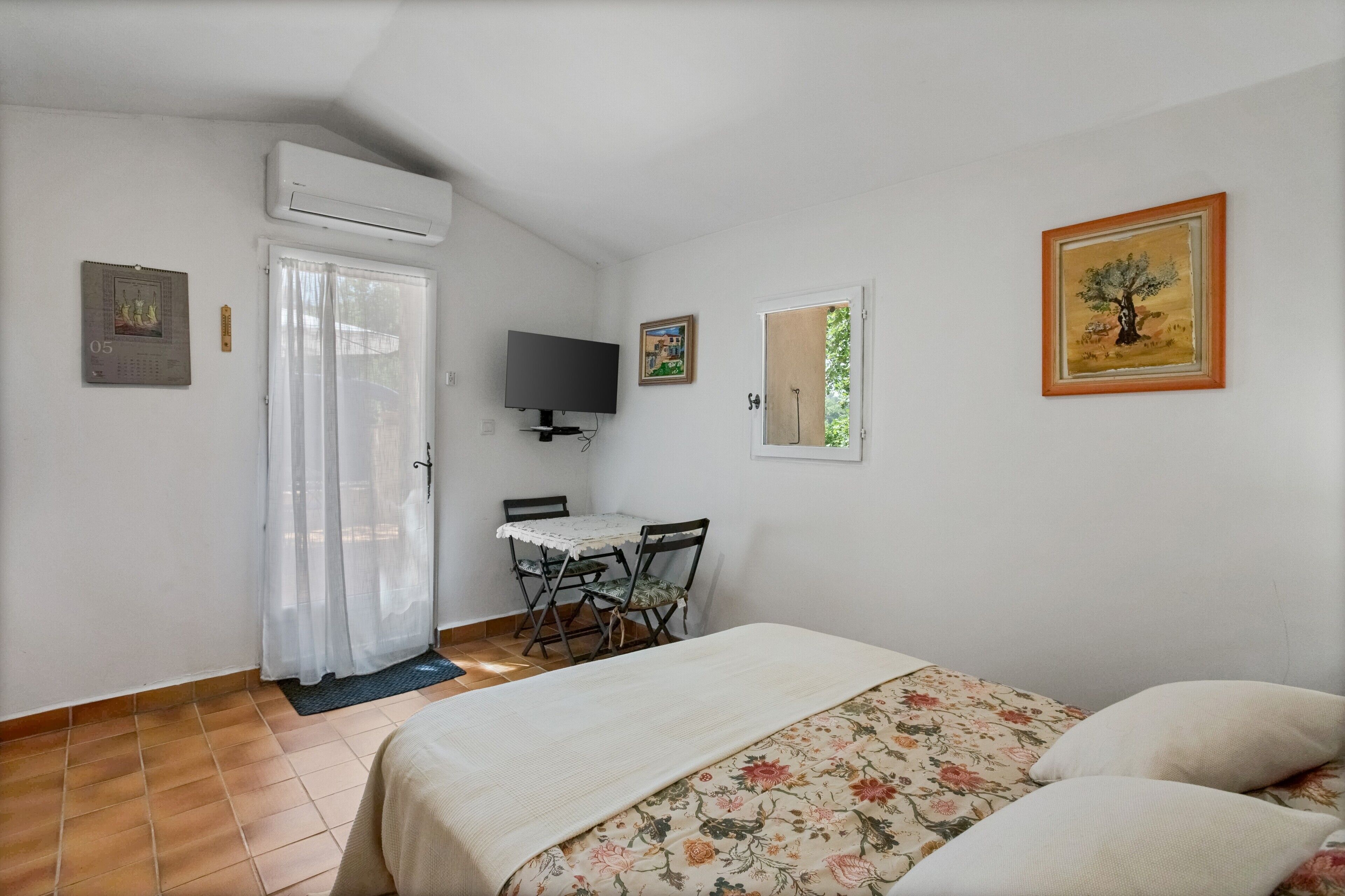 Tabla de planchar con plancha, wifi y ropa de cama 