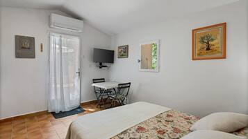 Tabla de planchar con plancha, wifi y ropa de cama