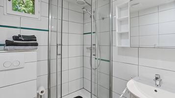 Ducha, secador de pelo y toallas