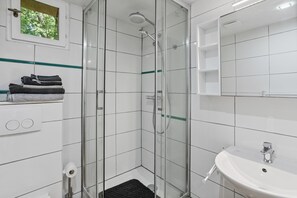 Ducha, secador de pelo y toallas