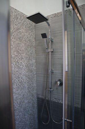 Douche, séchoir à cheveux, bidet, serviettes fournies