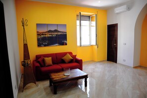 TV - Cozy apartment in the heart of the Spanish quarters (Napoli)