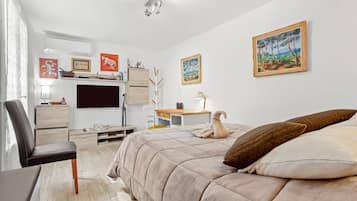 Een strijkplank/strijkijzer, wifi, beddengoed