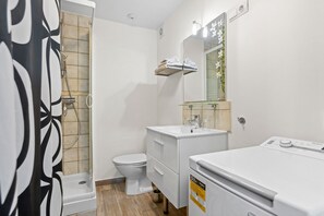 Douche, serviettes fournies
