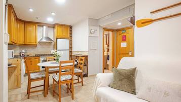 Apartment, 2 Bedrooms, Balcony, City View | Interior