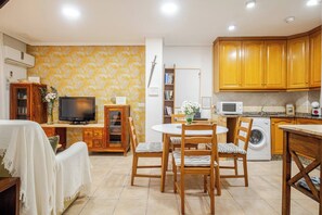Apartemen, 2 kamar tidur, balkon, pemandangan kota | Ruang makan