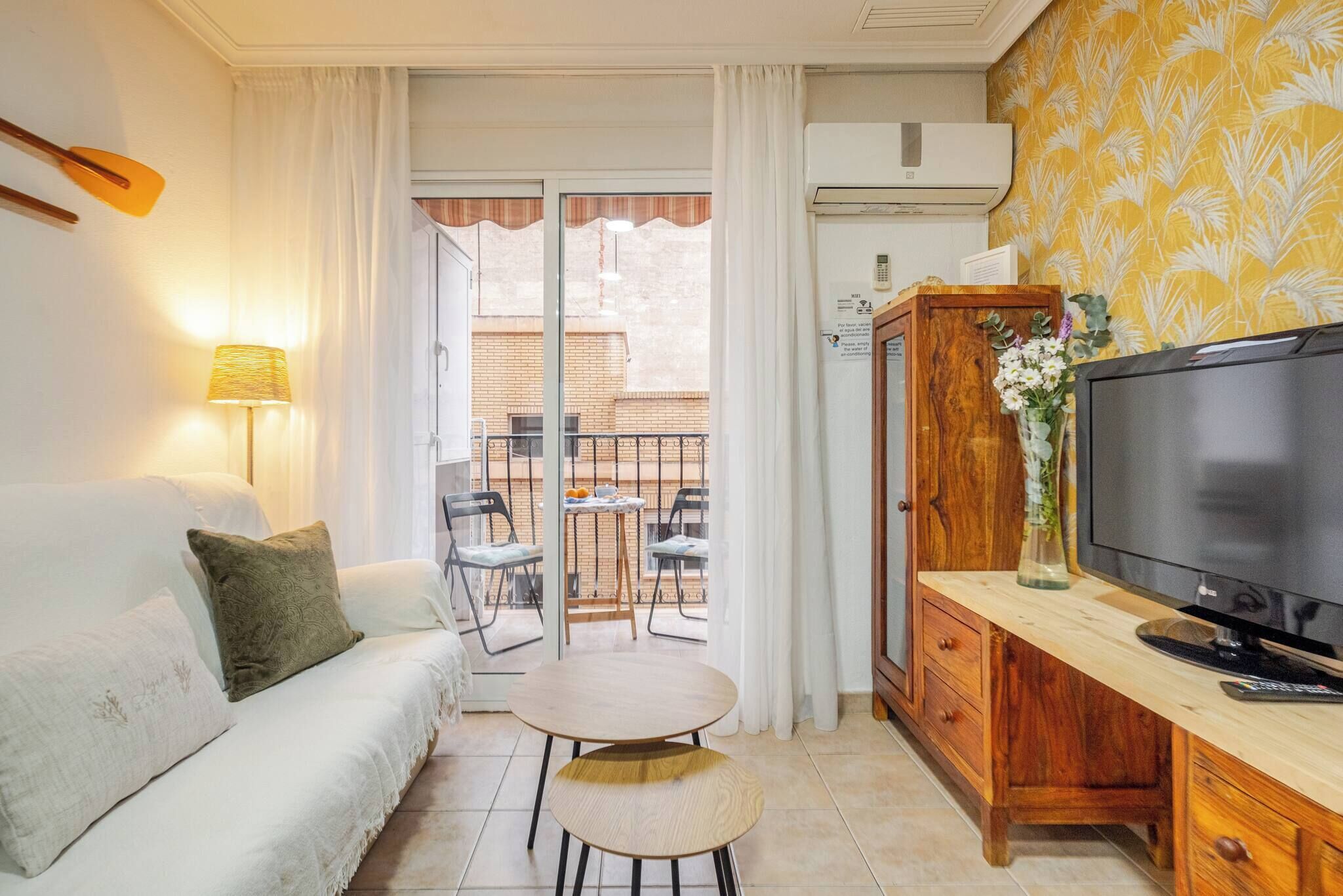 Apartamento, 2 habitaciones, balcón, vistas a la ciudad | Sala de estar | Libros