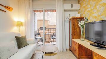 Apartamento, 2 habitaciones, balcón, vistas a la ciudad | Sala de estar | Libros