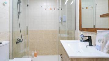 Apartamento, 2 habitaciones, balcón, vistas a la ciudad | Baño